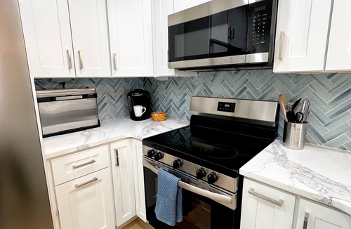 Garden City Condo | Cozy Luxe Beach Condo: Fully Renovated + Steps From The Beach + Pool