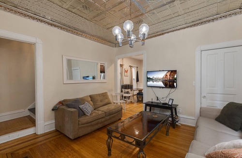 Powderhorn House | Cozy Lyn-Lake Escape Walkable 9 Beds Uptown