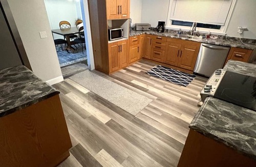 Hecla House | Cozy Main Floor- Hecla