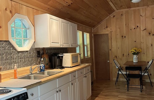 Kents Hill Cabin | Cozy Maine Cottage-A Nature Escape by the lake