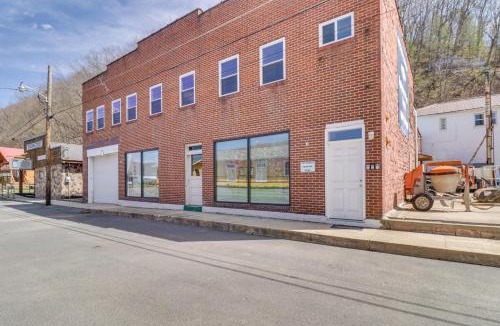 Edray Apartment | Cozy Marlinton Vacation Rental: Downtown Location!