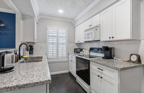 Spring House | Cozy Meets Fun, Pool, Hot Tub, Instagrammable Spaces, & Close to IAH Airport