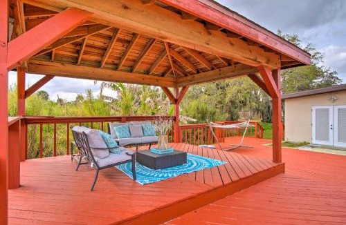 Tropic House | Cozy Melbourne Home w/Deck & Pool: 5 Mi to Beach!