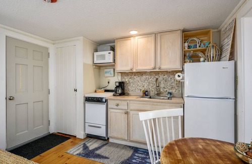 Dennis Port Condo | Cozy Mid-Cape Studio Steps to the Beach & Pool