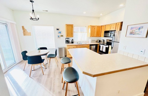 Star Apartment | Cozy Mid Century Modern 2BR King/Queen Bed 1Bath