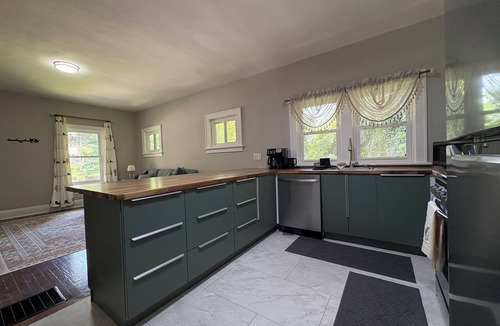 Westwood House | Cozy Modern 2 Bedroom House Near Downtown Cincinnati in Historic Westwood