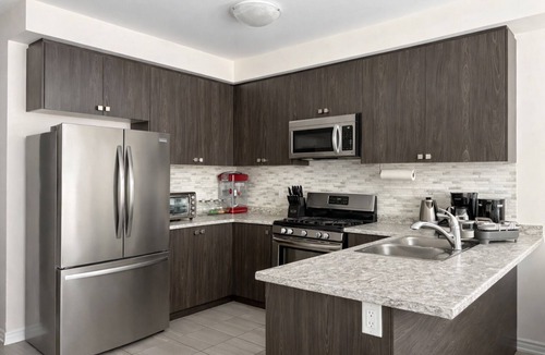 Alcona House | Cozy & Modern 2BR Smart Home—Minutes to Innisfil Beach Park, Shops & Restaurants