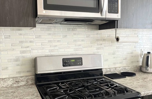 Alcona House | Cozy & Modern 2BR Smart Home—Minutes to Innisfil Beach Park, Shops & Restaurants