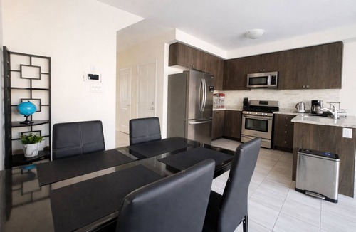 Alcona House | Cozy & Modern 2BR Smart Home—Minutes to Innisfil Beach Park, Shops & Restaurants