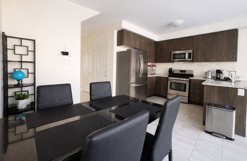 Alcona House | Cozy & Modern 2BR Smart Home—Minutes to Innisfil Beach Park, Shops & Restaurants
