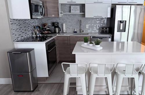 Sandy Apartment | Cozy modern 2BR , Free Parking & Wi-Fi, min. away from the world's ski resorts.