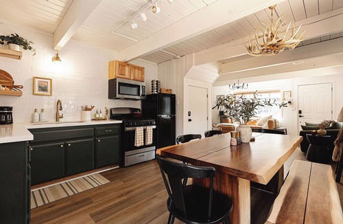 Sugarloaf Cabin | Cozy Modern AFrame Cabin/Hot Tub/Mini Golf/Firepit/Fenced Yard/Deck/Big Bear