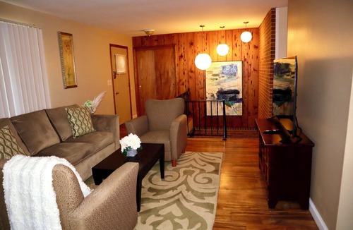 Shiloh Apartment | Cozy Modern and chic 3-bed parking & 2 bath King beds10 min downtown Dayton ❤️