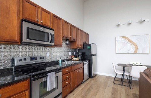 Sandusky Condo | Cozy, Modern Bay Views for Six!