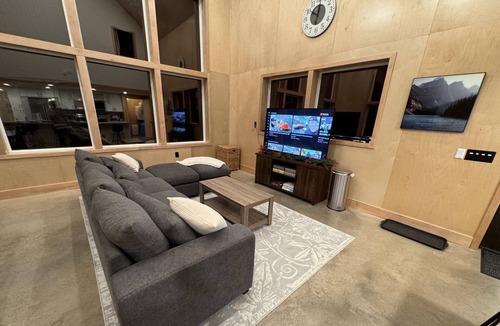 North Bend Cabin | Cozy modern cabin in the woods. 5+ acres. 16 min's to Hyner. 1hr PSU. EV CHARGER