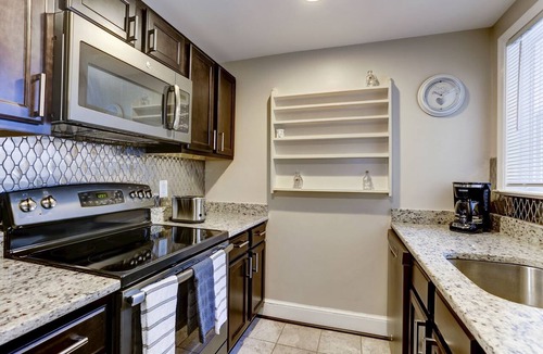 Southeast Apartment | Cozy Modern Capitol Hill apartment, 2 blocks to Metro, Walk to Attractions