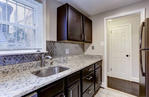 Southeast Apartment | Cozy Modern Capitol Hill apartment, 2 blocks to Metro, Walk to Attractions