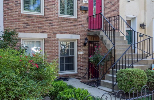 Southeast Apartment | Cozy Modern Capitol Hill apartment, 2 blocks to Metro, Walk to Attractions
