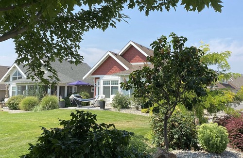 Osoyoos Cottage | Cozy, Modern Cottage by the Lake in Wine Country