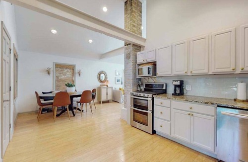 Lakeside House | Cozy Modern Cottage, Near beach & Town, Lovely Large Back Yard, WIFI, & W/D