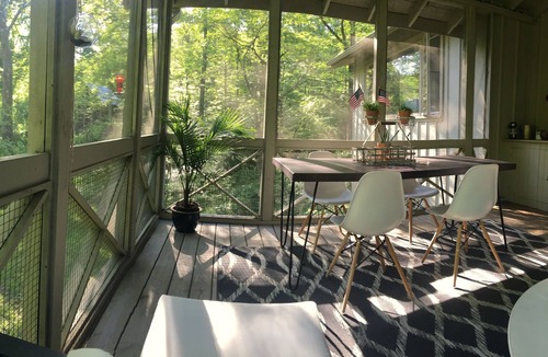 Harbert Cottage | Cozy modern cottage with treehouse