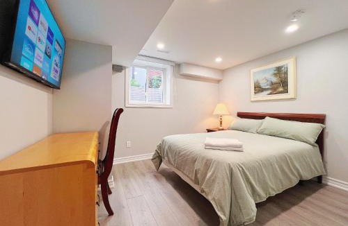 Clanton Park House | Cozy & Modern Ensuite Basement Rooms - Steps to Subway & Downsview Rogers Stadium