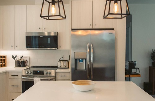 Oak Grove House | Cozy Modern Farmhouse, King bed, great yard, pets!