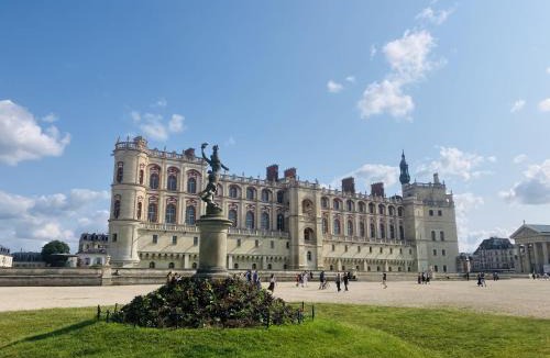 Saint-Germain-en-Laye Apartment | Cozy & Modern apartment l RER 20min to Paris Center, 4min walk to RER