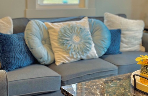 Robbinsdale House | Cozy/Modern Home in Minneapolis with 4 Bedrooms and 2 Bathrooms, Sleeps 8!
