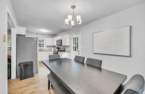 Winston - Salem House | Cozy Modern Home - Sleeps 8 - Wake Forest + Hospital