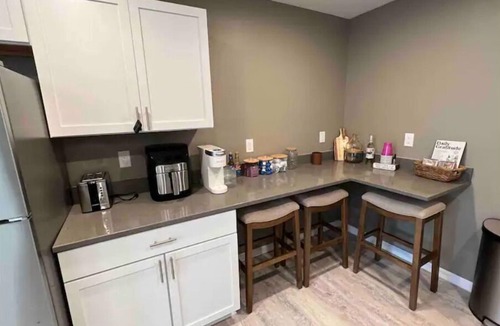 Cedar Rapids House | Cozy Modern Home with two stall Garage Wi-Fi