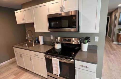 Cedar Rapids House | Cozy Modern Home with two stall Garage Wi-Fi