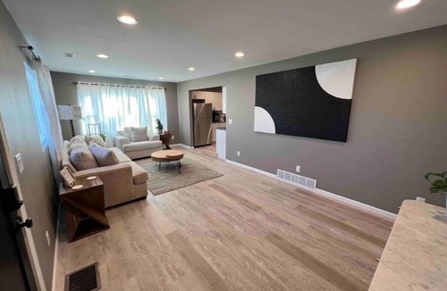 Cedar Rapids House | Cozy Modern Home with two stall Garage Wi-Fi