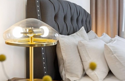 Downtown Baltimore Hotel | Cozy & Modern King Studio in Historic Mt. Vernon