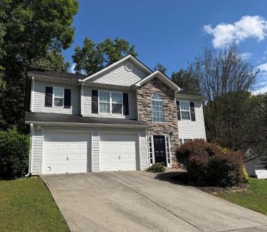 Suwanee House | Cozy modern Mediterranean haven, 1 King 2 Queens