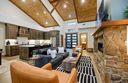 Broken Bow Cabin | Cozy, modern rustic cabin on the water, near all Pine Lake fun & top amenities!