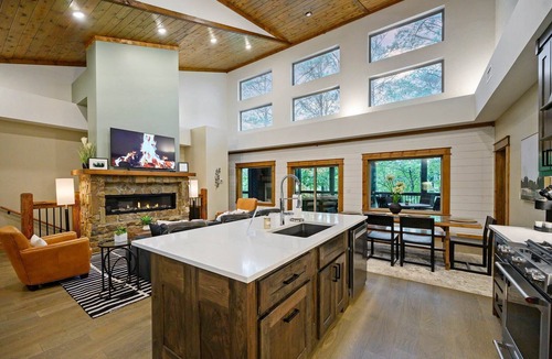 Broken Bow Cabin | Cozy, modern rustic cabin on the water, near all Pine Lake fun & top amenities!