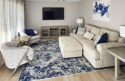 Saylorville House | Cozy, modern stay perfect for families. Fully fenced and private back yard.