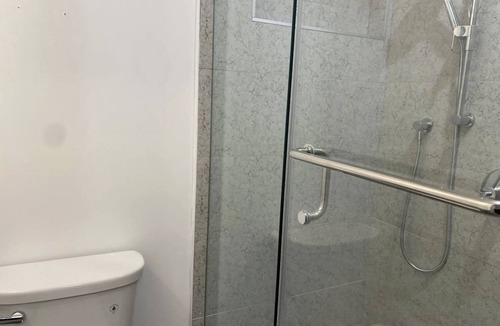 Harbord Village Apartment | Cozy modern studio in the heart of Downtown Toronto. Walk to subway & university