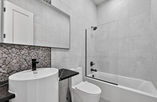 Monroe Apartment | Cozy Modern Studio Near Lake Porch & Fire Pit