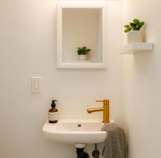East Avenue Apartment | Cozy Modern Studio Queen BedWorkspacefastWifi