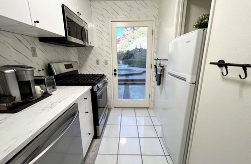 La Habra Heights House | Cozy Modern Suite With Pool near Disney-Knotts-Universal Studios And More