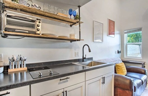 Peter Howell Apartment | Cozy, Modern Tiny Home, 1-bed, 1 bath - 10 minutes from UofA & other hotspots!
