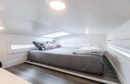 Apple Valley House | Cozy modern tiny home near ZION & private deck