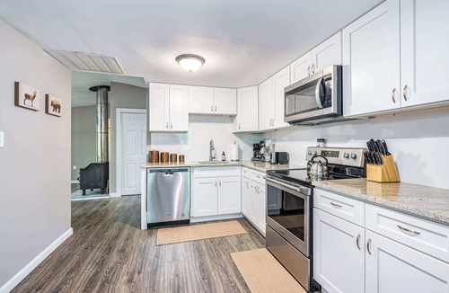 Berkeley Springs Cabin | Cozy & Modern w/Hot Tub, Fire Pit, Grill & Pond