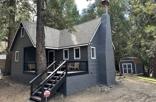 Crestline Cabin | Cozy Mountain Cabin Nestled on Flat Land! Near Lake Gregory!