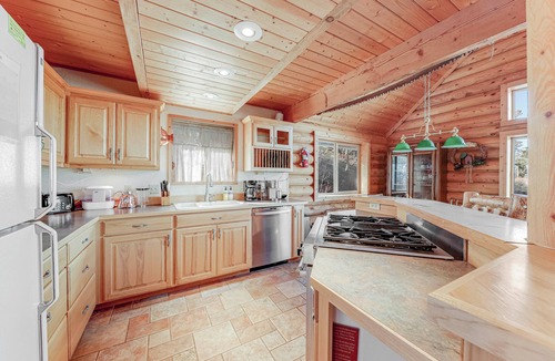 Brian Head Cabin | Cozy Mountain Cabin with Loft, Views and Game Room – 3 Min to Lifts!