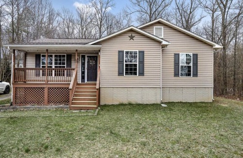 Kabletown Cottage | Cozy Mountain Cottage - Perfect for Friends, Family