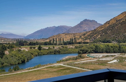 Frankton Apartment | Cozy Mountain Studio with Balcony Views