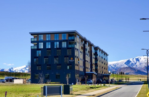 Frankton Apartment | Cozy Mountain Studio with Balcony Views